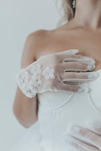 Load image into Gallery viewer, Raven - Bridal Gloves
